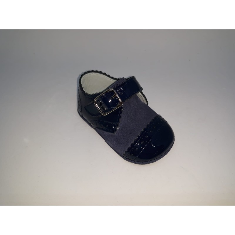 Zapato para bebe con suela blanda en color negro.